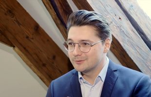 Superwahljahr: NEOS-Spitzenkandidat Niko Swatek im Gespräch