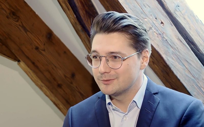 Superwahljahr: NEOS-Spitzenkandidat Niko Swatek im Gespräch