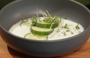 Rezept: Kalte Gurkensuppe mit Joghurt u. Kräutern