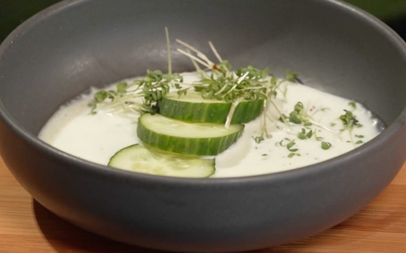Rezept: Kalte Gurkensuppe mit Joghurt u. Kräutern