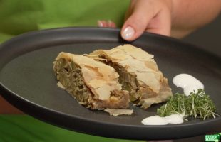 Rezept: Gemüsestrudel mit Kürbiskernmehl im grünen Strudelteig