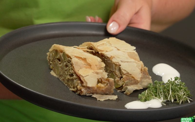 Rezept: Gemüsestrudel mit Kürbiskernmehl im grünen Strudelteig