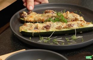 Rezept: Gefüllte Zucchini mit Käferbohnen u. Steirischen Kürbiskernöl